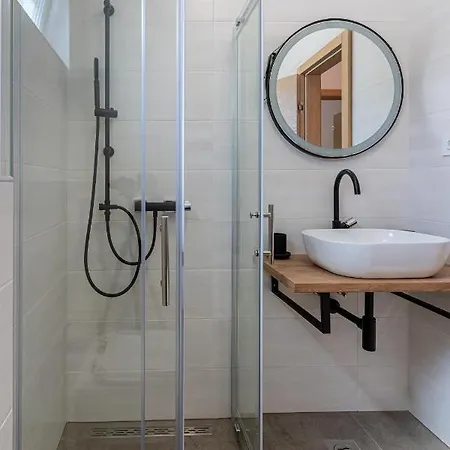 Luxury Landing Cres