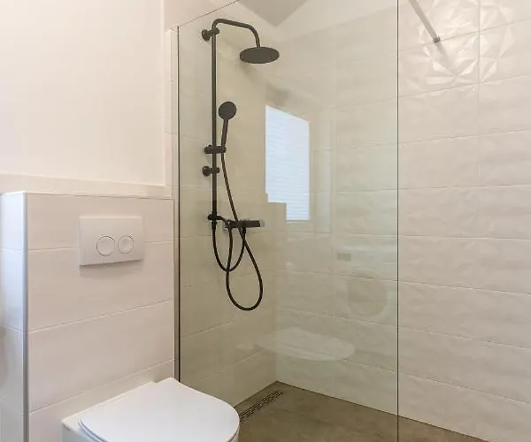 Luxury Landing Cres