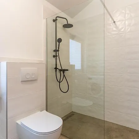 Luxury Landing Cres